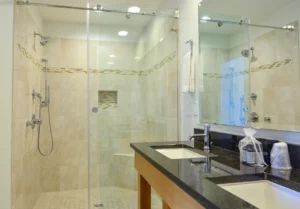 A cozy bathroom .